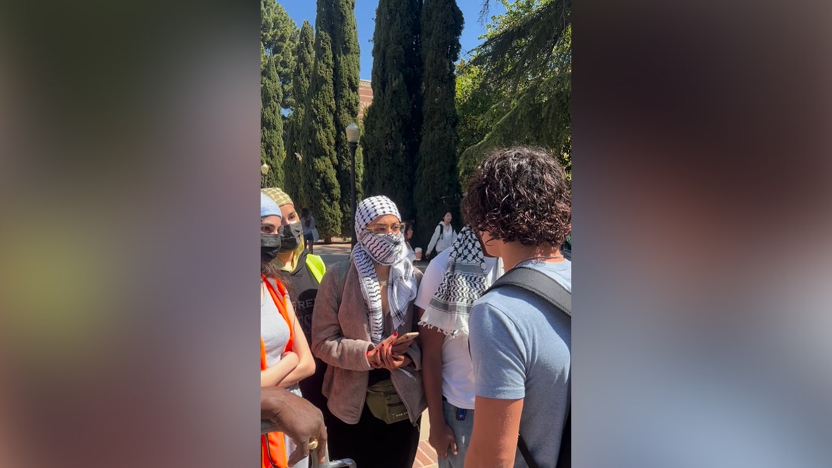 Video shows anti-Israel protesters block Jewish student from getting to ...