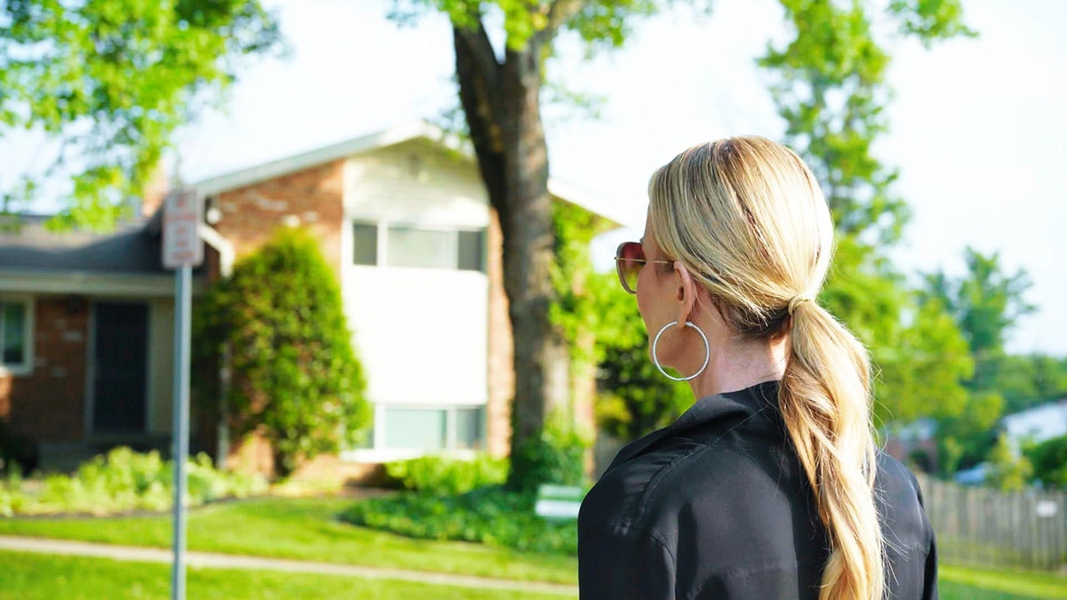 Laura Houghtelings friend looking at her home