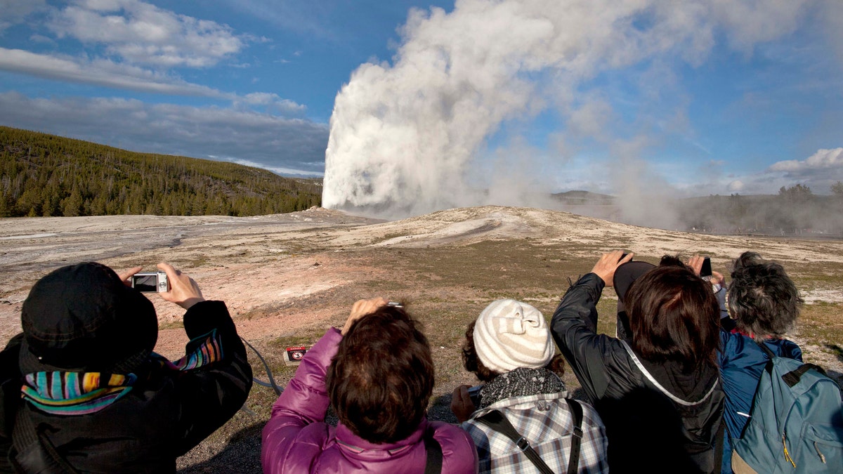 Yellowstone old faithful geyser