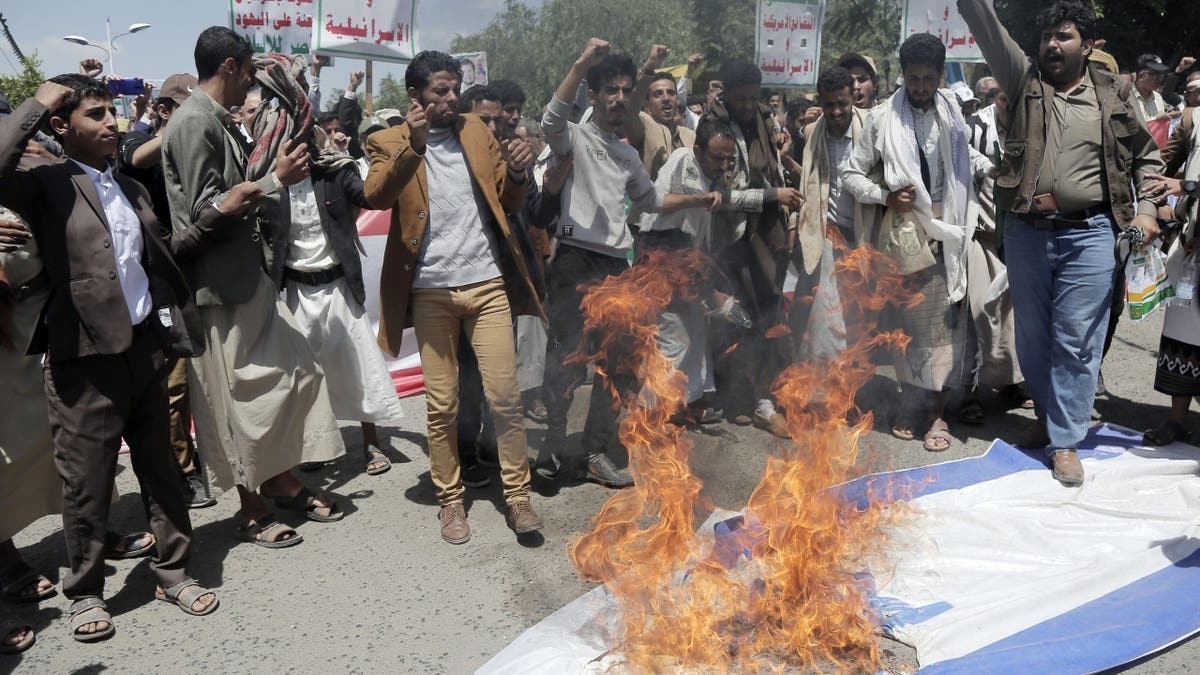 Houthi protesters burn Israeli flag