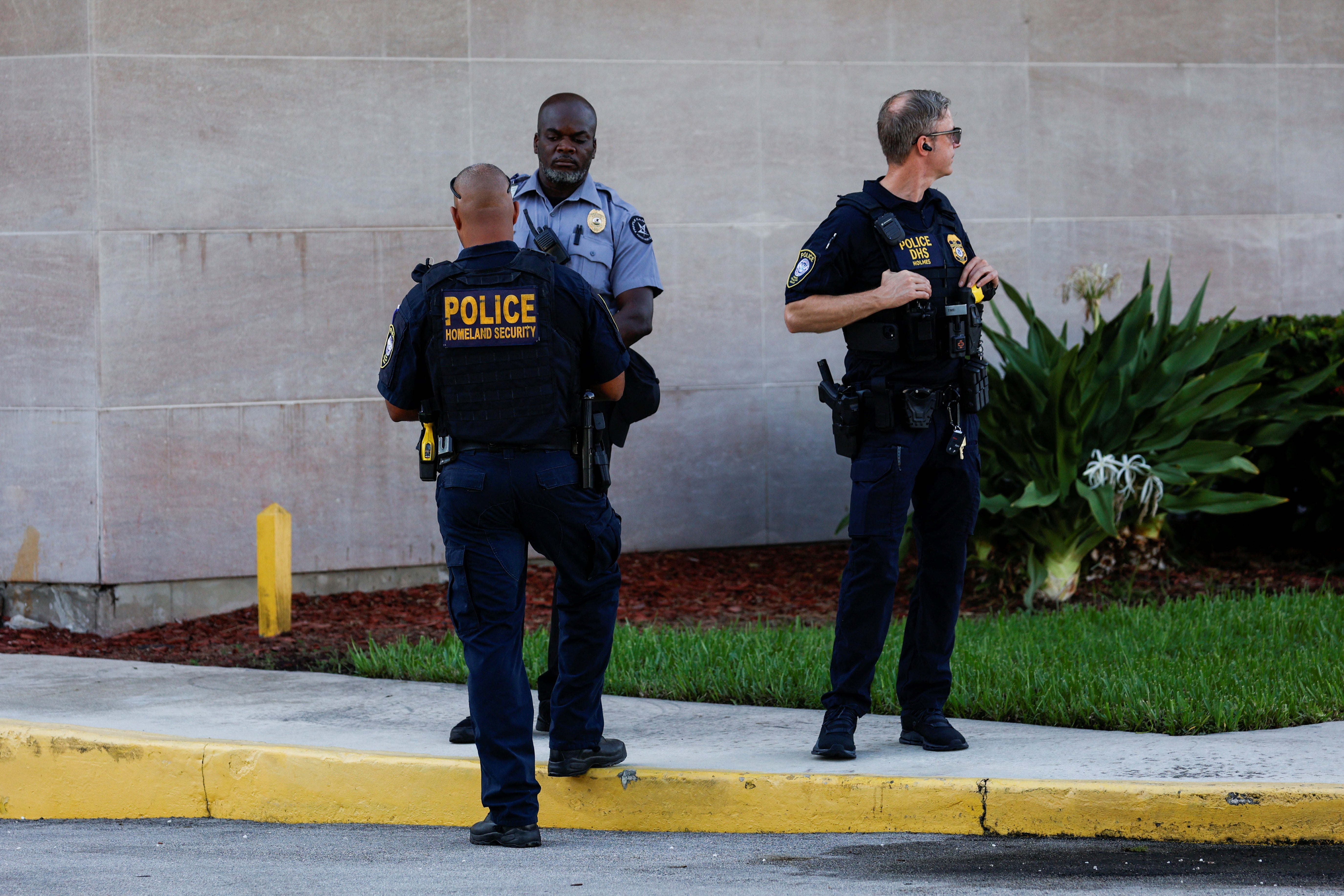 Police officers stand outside a federal building in Palm Beach, Florida head of Ryan Wesley Routh’s first appearance