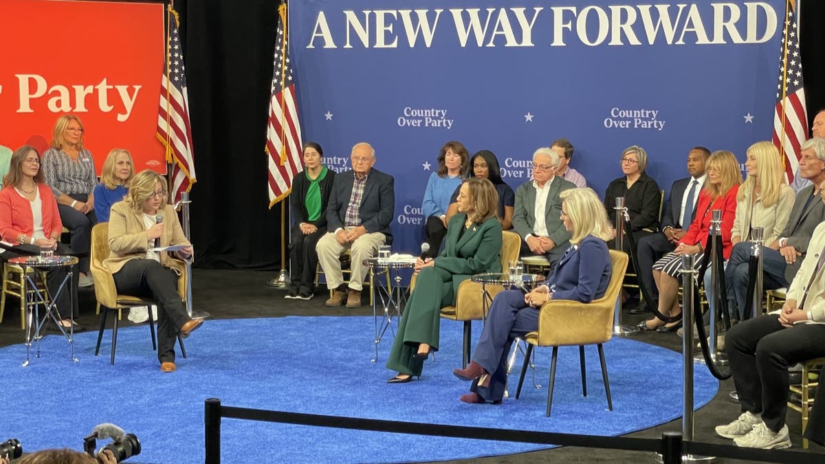 Harris and Cheney at a campaign event