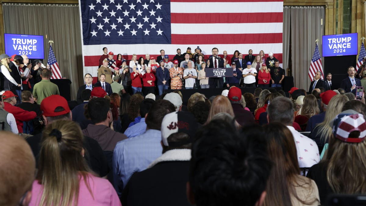 Crowd of supporters see Vance in Pittsburgh