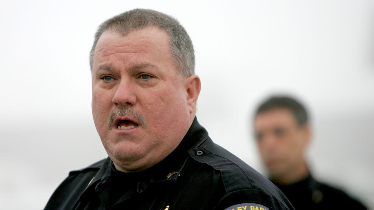 Tinley Park Police Segt TJ Grady speaks to reporters outside the Lane Bryant crime scene in 2008