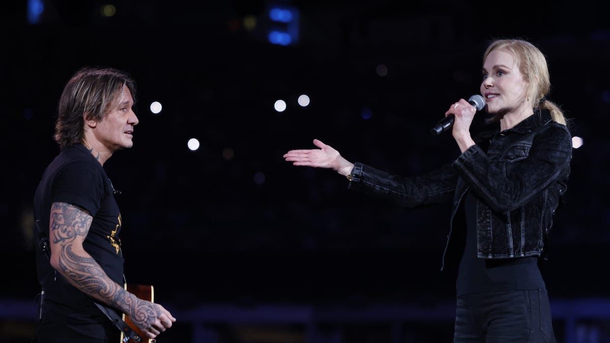 nicole kidman and keith urban on stage at concert