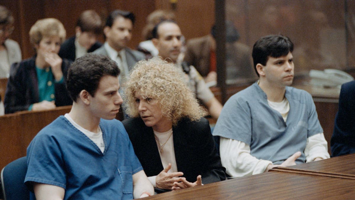 Attorney Leslie Abramson speaks with Erik Menendez during 1994 trial