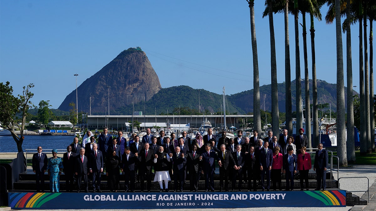 Wide shot of G20 family photo