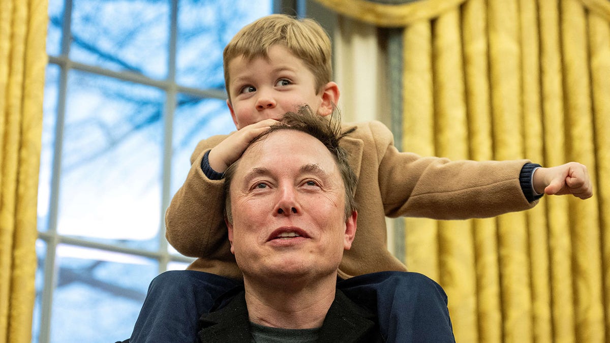 Musk carries son X Æ A-Xii in Oval Office