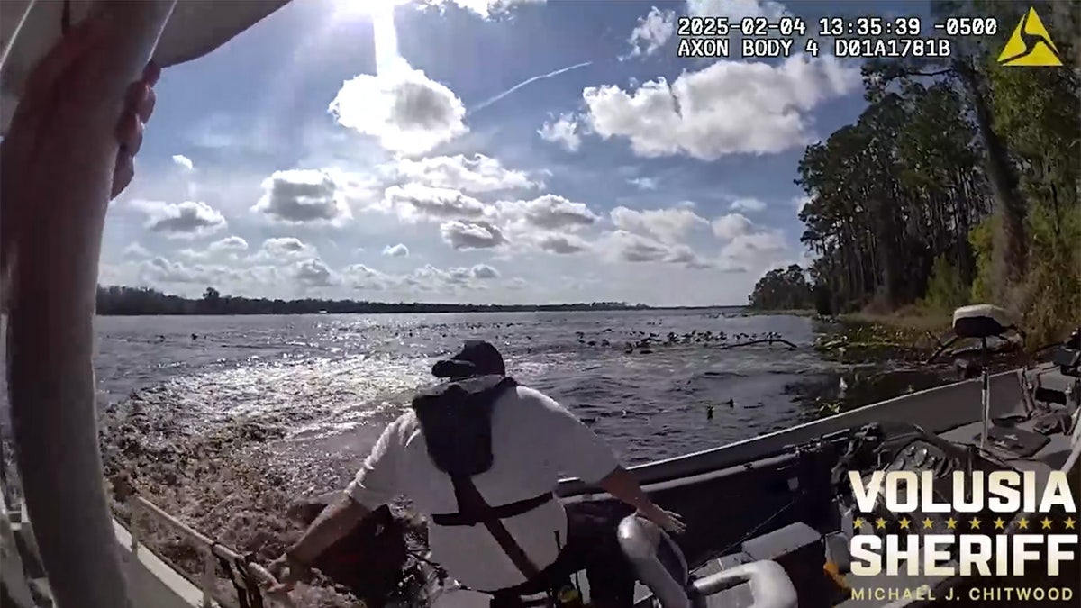 Florida first responder jumps onto runaway boat