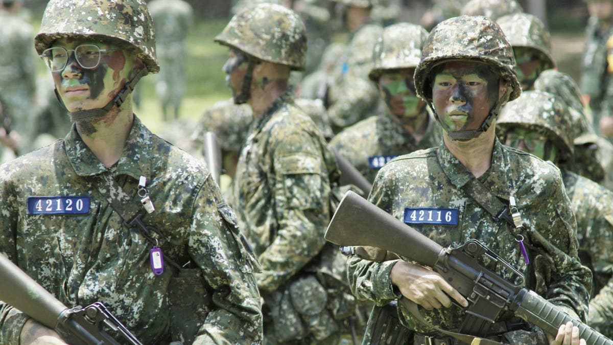 Taiwan conscripts training. 