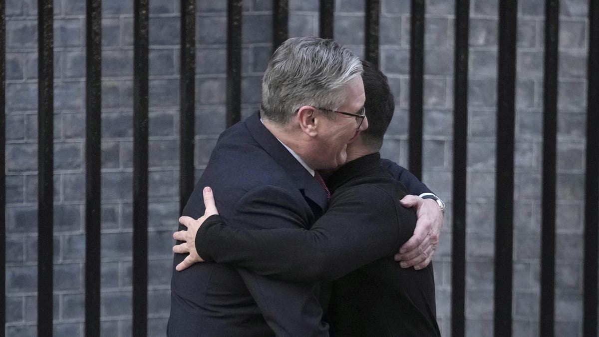 Starmer embraces Zelenskyy